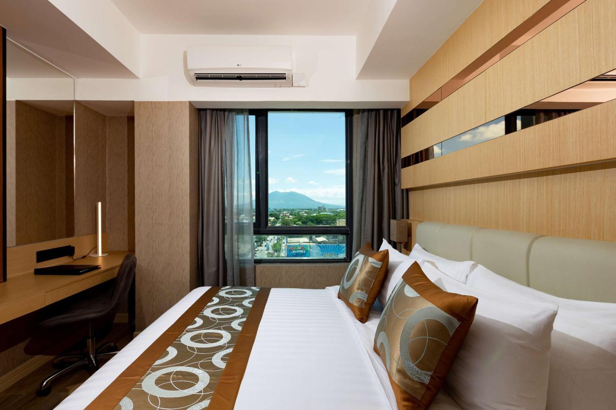 Best Western Plus Metro Clark Angeles Exterior foto
